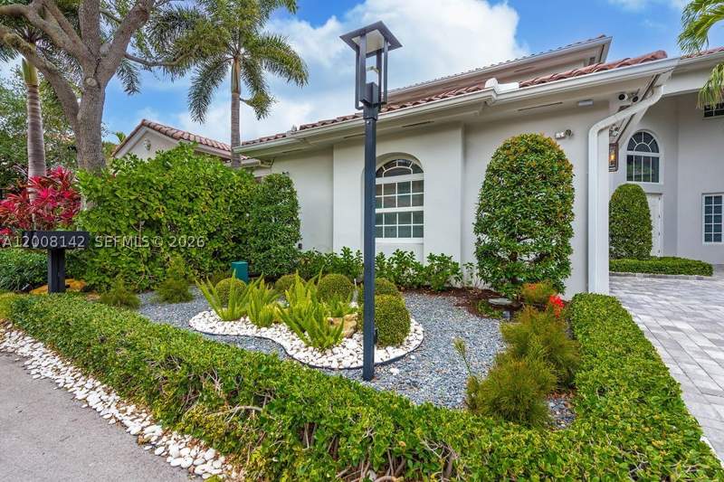 4 bedroom SingleFamilyResidence at 3949 194th Ln, Golden Gate Estates & Mar, Sunny Isles Beach — photo 2