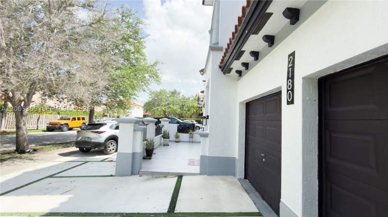 4 bedroom SingleFamilyResidence at 2180 SW 152nd Pl, A B At Tamiami Trail Phas, Miami — photo 3