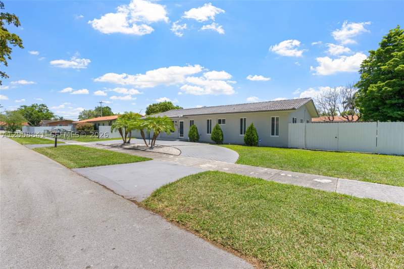 5 bedroom SingleFamilyResidence at 12724 SW 33rd Ter, Orsori, Miami — photo 2