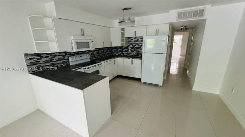 1 bedroom Condominium at 1120 102nd st 7, Golden Key Condo, The, Bay Harbor Islands — photo 3