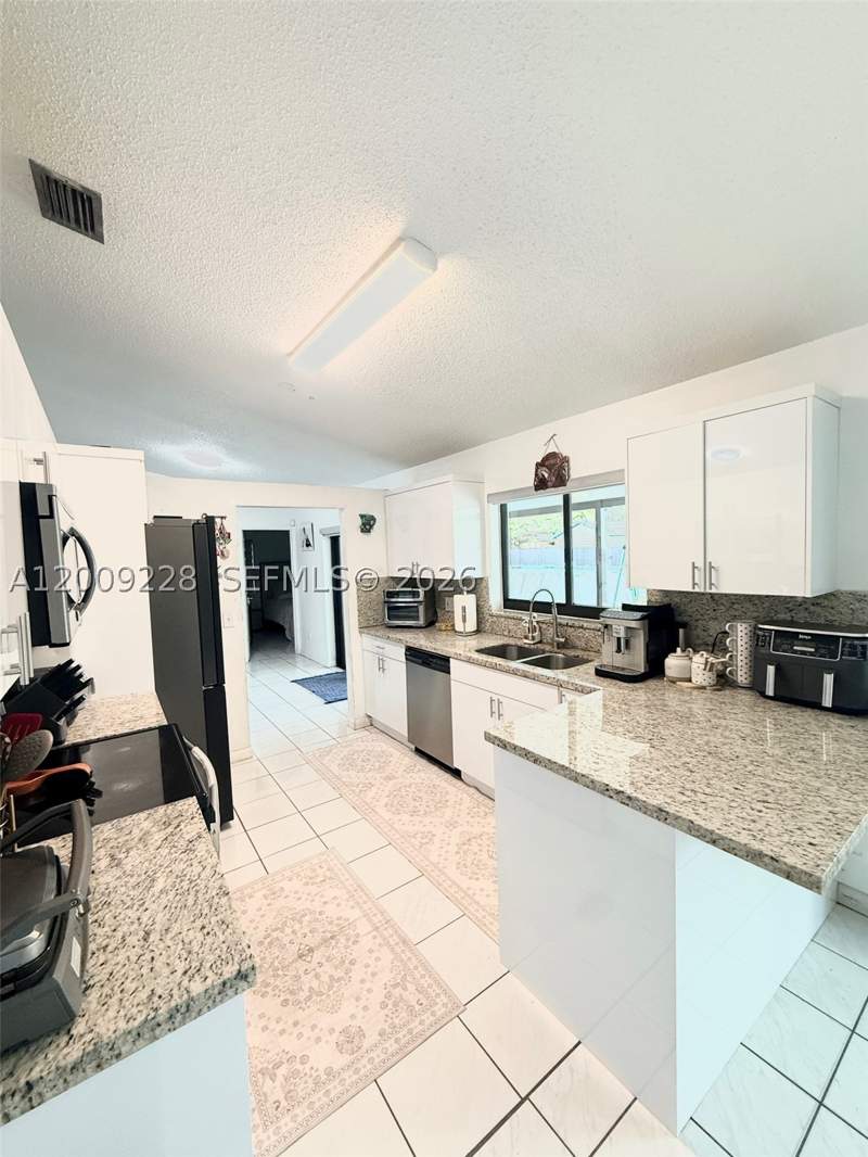 3 bedroom SingleFamilyResidence at 11216 SW 166th Ter, Lazarus On Richmond, Miami — photo 5