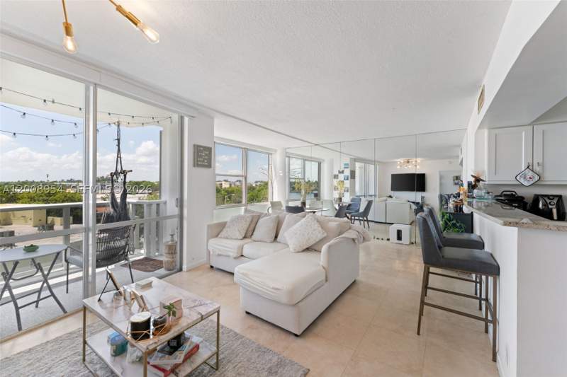 1 bedroom Condominium at 900 Bay Dr 421, King Cole Condo, Miami Beach — photo 4