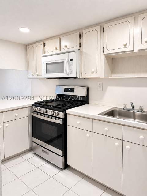 1300 W 47th Pl 218A, Hialeah FL - photo 6 of 19
