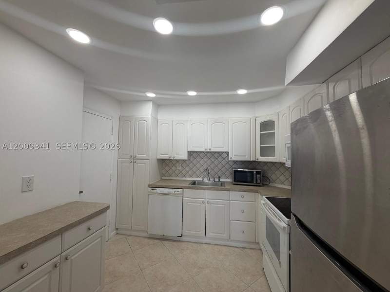 2 bedroom Condominium at 300 Bayview Dr 915, Arlen House Condo, Sunny Isles Beach — photo 3