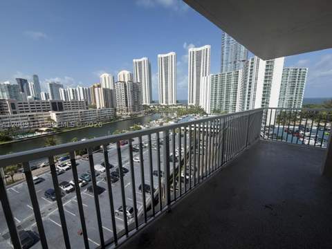 300 Bayview Dr 915, Sunny Isles Beach FL - photo 9 of 24