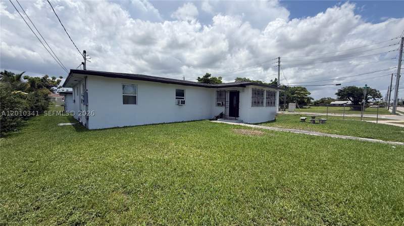 3 bedroom SingleFamilyResidence at 1334 NW 6th Ave, Rockwood Sub, Florida City — photo 2