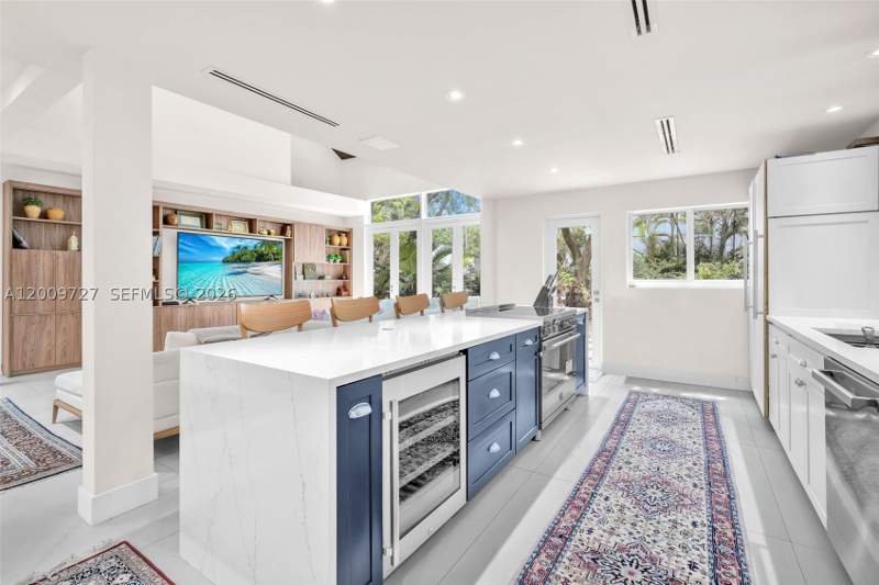 4 bedroom SingleFamilyResidence at 1933 S Oak Haven Cir, Oak Haven Sec 2, Miami — photo 3
