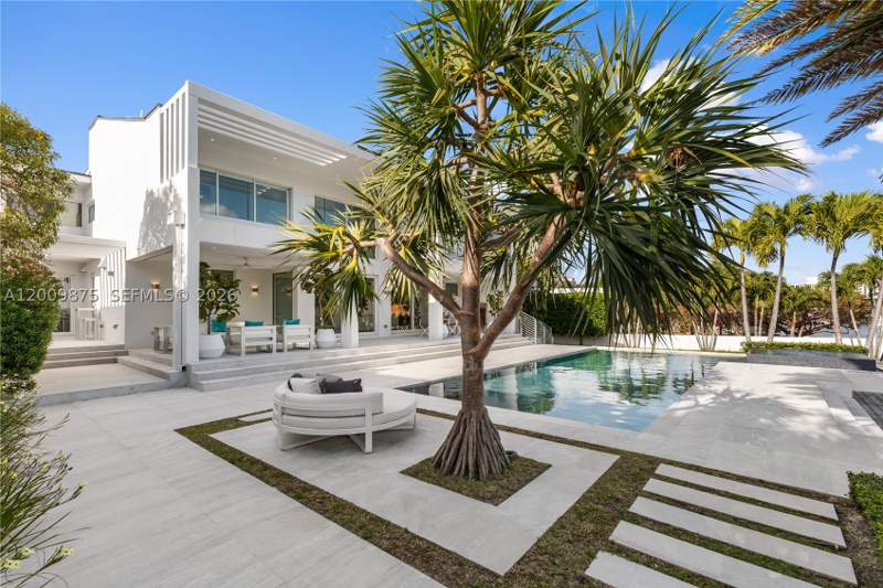 6 bedroom SingleFamilyResidence at 120 Knollwood Dr, Cape Fla Sub Sec 2, Key Biscayne — photo 2