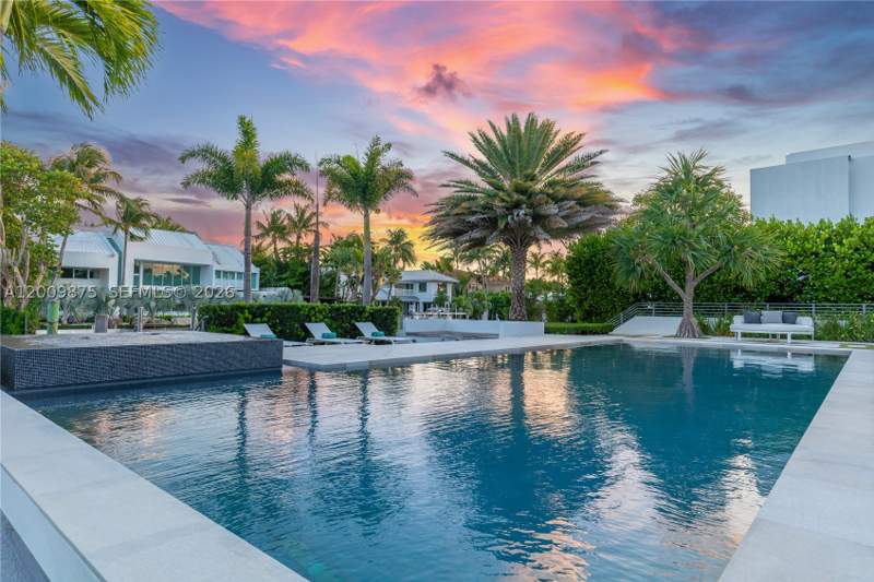 6 bedroom SingleFamilyResidence at 120 Knollwood Dr, Cape Fla Sub Sec 2, Key Biscayne — photo 5
