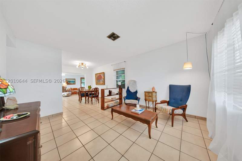 3 bedroom SingleFamilyResidence at 7250 SW 34th St Rd, Central Miami Part 6, Miami — photo 2