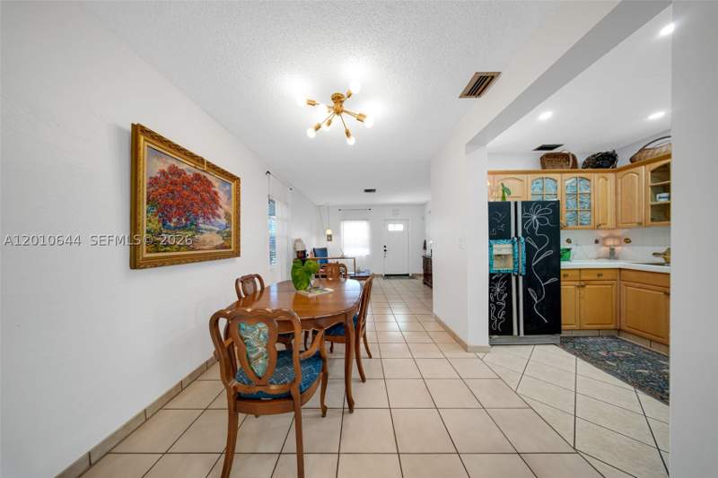 3 bedroom SingleFamilyResidence at 7250 SW 34th St Rd, Central Miami Part 6, Miami — photo 4
