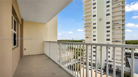 300 Bayview Dr 605, Sunny Isles Beach FL - photo 22 of 50