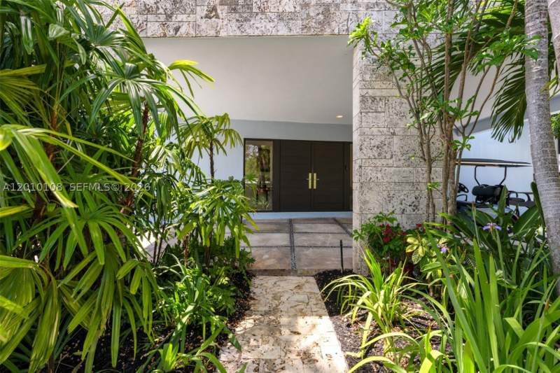 4 bedroom SingleFamilyResidence at 690 Warren Ln, Biscayne Key Estates, Key Biscayne — photo 3