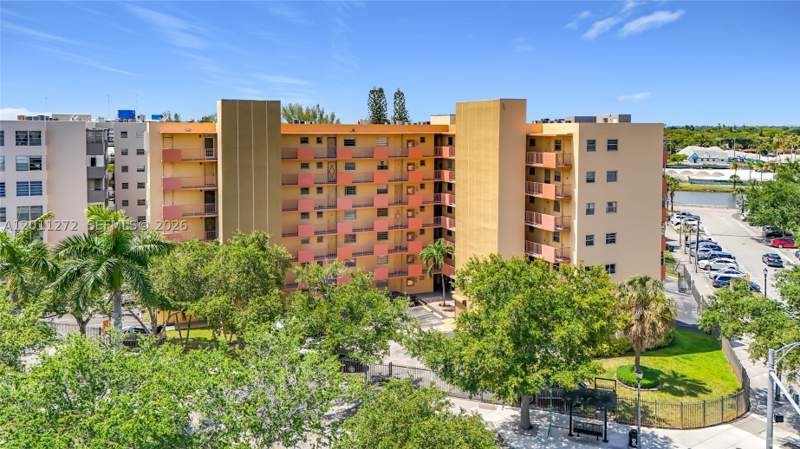 2 bedroom Condominium at 16400 NE 17th Ave 206, Three Seasons Condo Bldg, North Miami Beach — photo 2