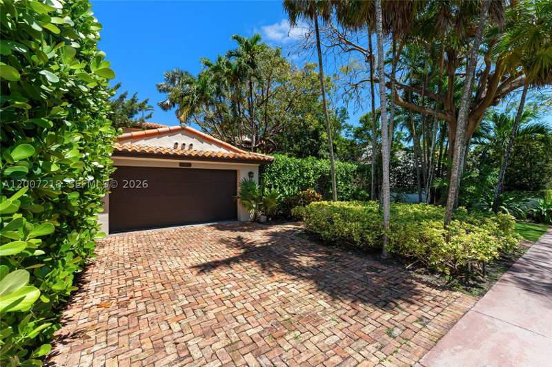 4 bedroom SingleFamilyResidence at 6121 La Gorce Dr, Beach View Addn, Miami Beach — photo 3