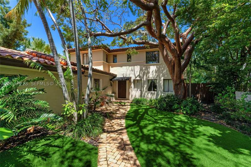 4 bedroom SingleFamilyResidence at 6121 La Gorce Dr, Beach View Addn, Miami Beach — photo 4