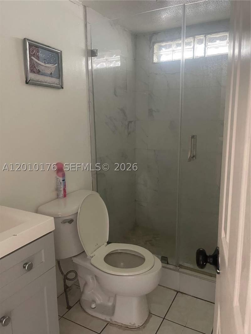 5 bedroom MobileHome at 12401 W Okeechobee Rd, Tr 53, Hialeah — photo 3