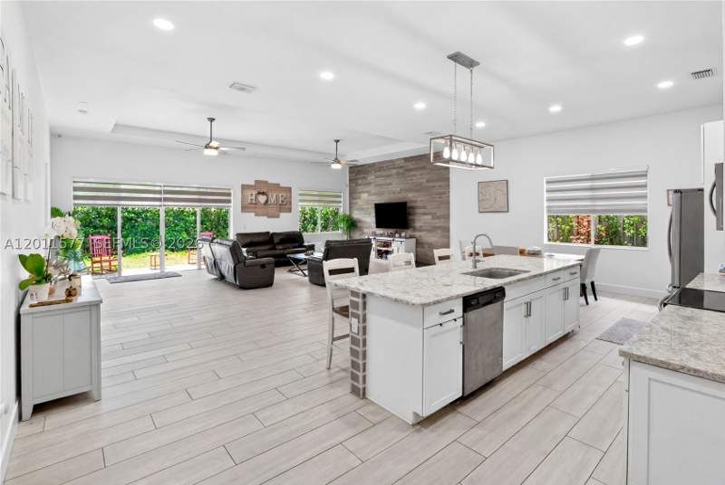 4 bedroom SingleFamilyResidence at 15012 SW 177th Ter, Venetian Parc, Miami — photo 2