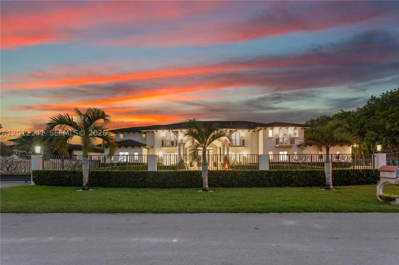 8 bedroom SingleFamilyResidence at 12401 SW 45th St, Bird Road Farmsites, Miami — photo 3