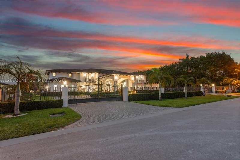 8 bedroom SingleFamilyResidence at 12401 SW 45th St, Bird Road Farmsites, Miami — photo 4