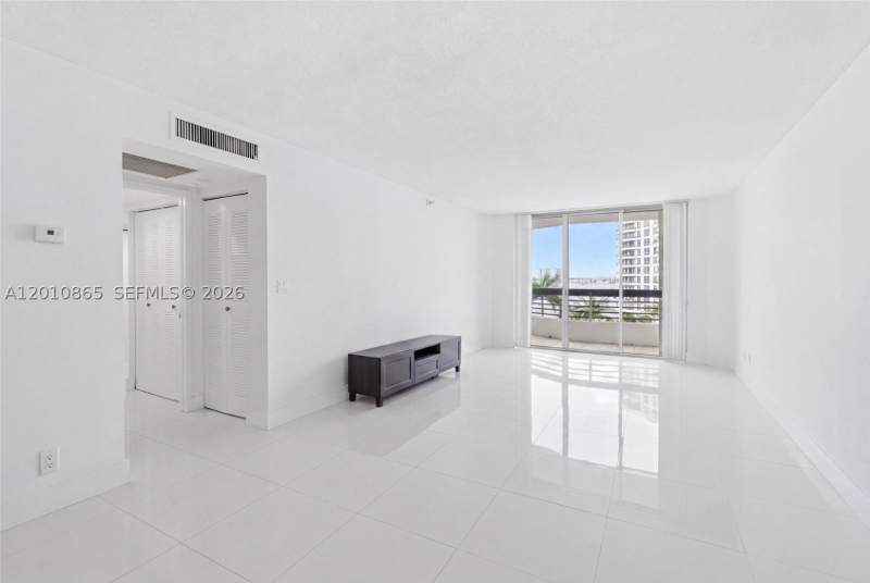 1 bedroom Condominium at 19195 NE 36th Ct 604, Mystic Pointe Condo No Tw, Aventura — photo 5