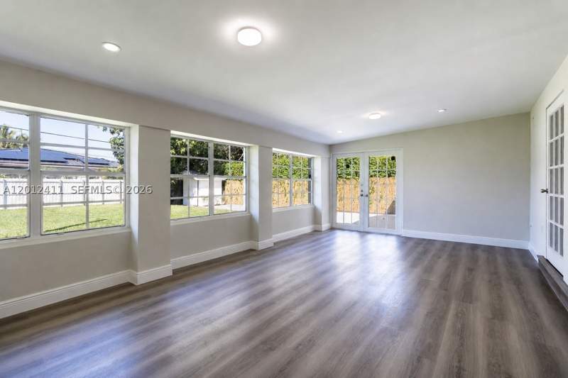 4 bedroom SingleFamilyResidence at 395 W 39th Pl, Plat Of Anacris, Hialeah — photo 2