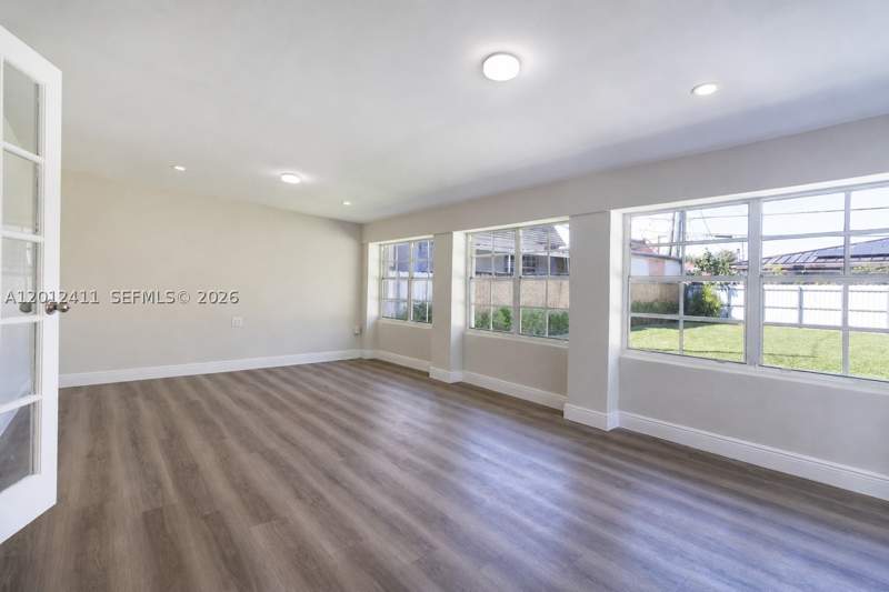 4 bedroom SingleFamilyResidence at 395 W 39th Pl, Plat Of Anacris, Hialeah — photo 4