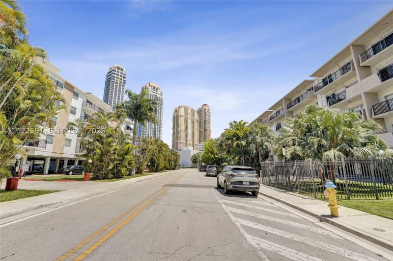 1 bedroom Condominium at 250 181st Dr 214, The Isles Condo, Sunny Isles Beach — photo 4