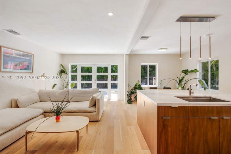 2 bedroom SingleFamilyResidence at 830 NE 72nd St, Washington Place, Miami — photo 3