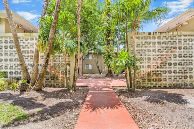 1 bedroom Condominium at 6330 SW 79th St 2, The Oaks At South Miami C, South Miami — photo 2