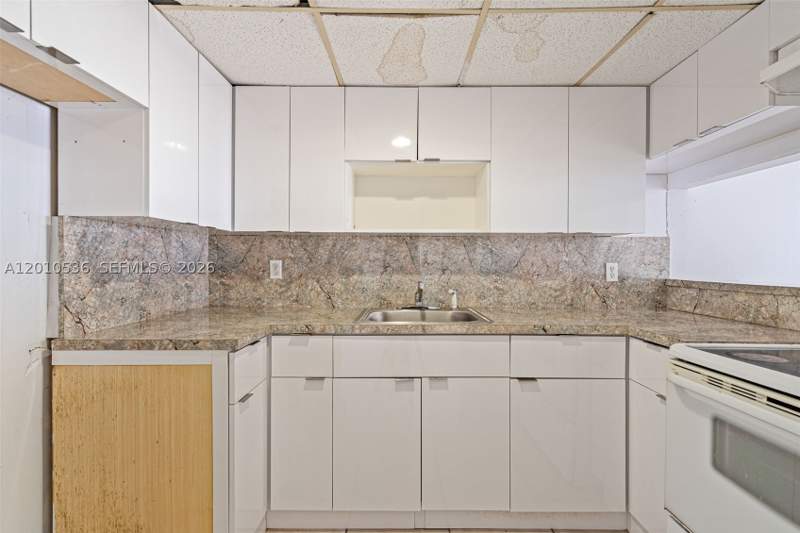 2 bedroom Condominium at 2331 W 66th Pl 201, Westland Village Condo IV, Hialeah — photo 3