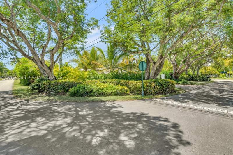4 bedroom SingleFamilyResidence at 6200 SW 118th St, Town Estates, Pinecrest — photo 2
