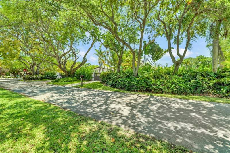 4 bedroom SingleFamilyResidence at 6200 SW 118th St, Town Estates, Pinecrest — photo 3