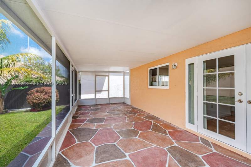 4 bedroom SingleFamilyResidence at 1007 NW 106th Ave Cir, Fontainebleau Park West V, Miami — photo 4