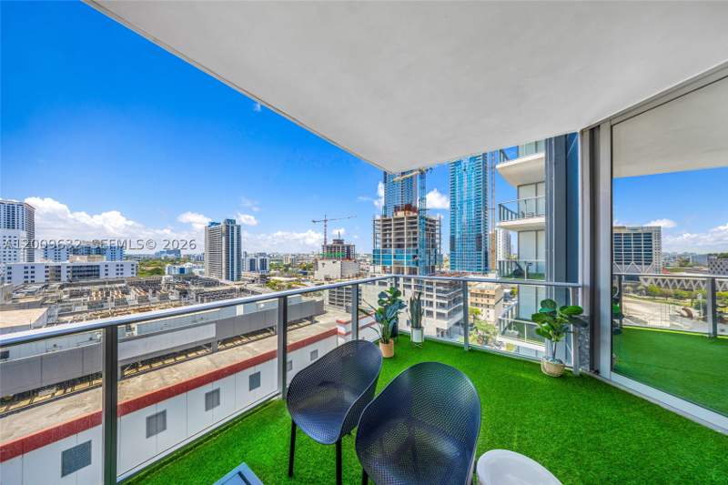 2 bedroom Condominium at 851 NE 1st Ave 1408, Paramount Miami Worldcent, Miami — photo 2