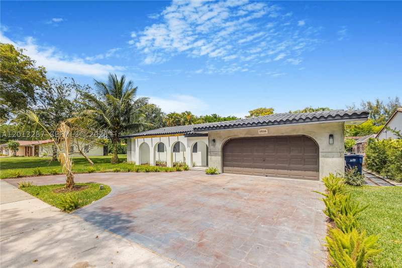 4 bedroom SingleFamilyResidence at 15331 Turnbull Dr, Miami Lakes Eagle Nest SE, Miami Lakes — photo 2