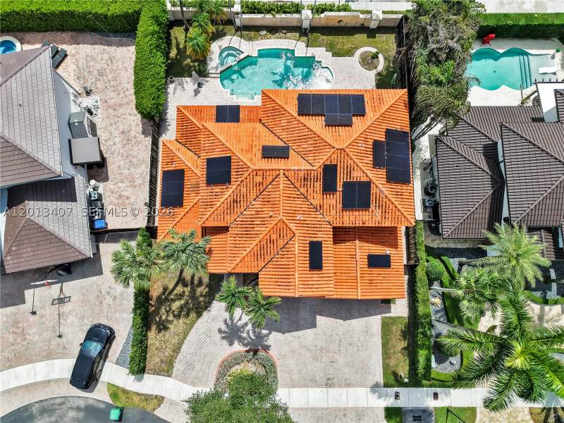 5 bedroom SingleFamilyResidence at 16101 NW 79th Ct, Silvercrest Lake Estates, Miami Lakes — photo 3