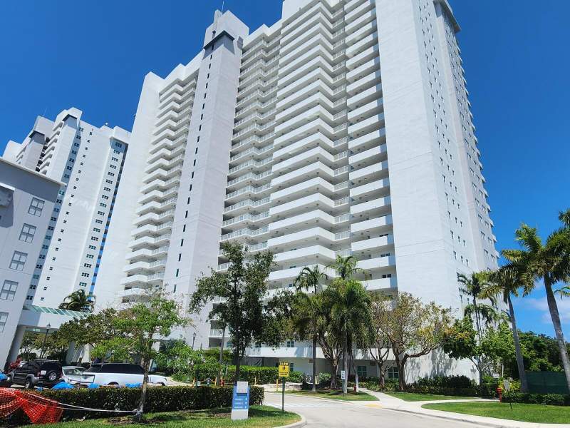 2 bedroom Condominium at 15051 Royal Oaks Lane 202, The Oaks I Condo, North Miami — photo 2
