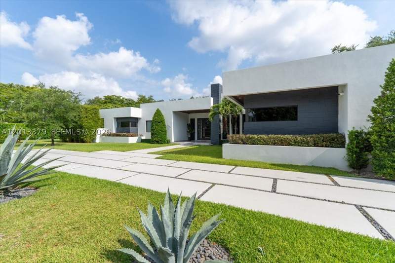 6 bedroom SingleFamilyResidence at 6785 SW 99th Ter, Jayco Sub, Pinecrest — photo 3