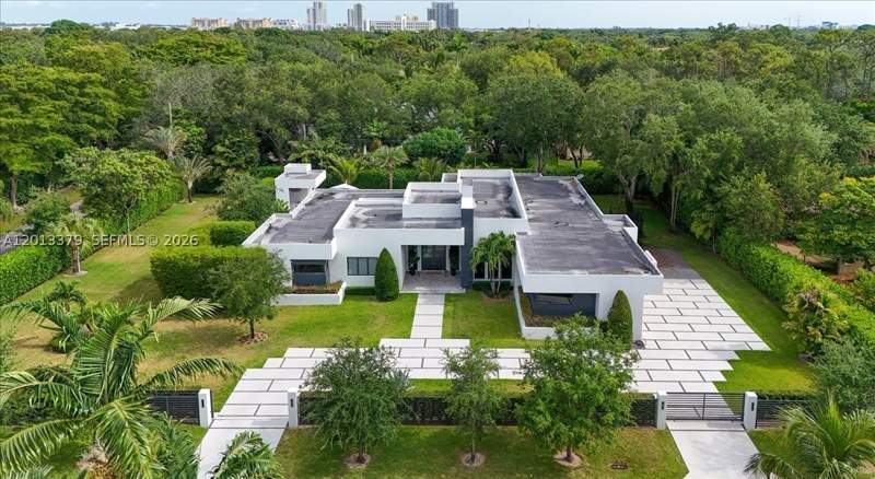 6 bedroom SingleFamilyResidence at 6785 SW 99th Ter, Jayco Sub, Pinecrest — photo 4