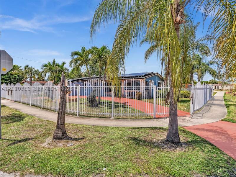 3 bedroom SingleFamilyResidence at 4301 NW 185th St, Highland Park Estates, Miami Gardens — photo 3