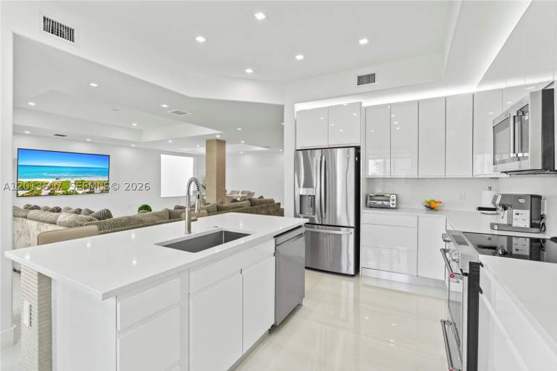 5 bedroom SingleFamilyResidence at 3188 NE 211th Ter, Aventura Lakes - Phase II, Aventura — photo 2