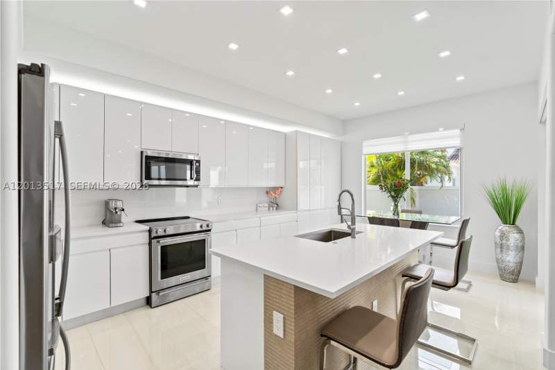 5 bedroom SingleFamilyResidence at 3188 NE 211th Ter, Aventura Lakes - Phase II, Aventura — photo 3