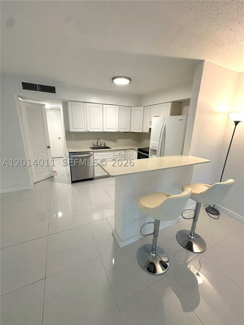 1 bedroom Condominium at 1120 102nd St 4, Golden Key Condo, The, Bay Harbor Islands — photo 2