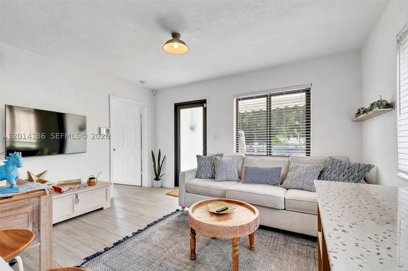 3 bedroom SingleFamilyResidence at 595 NW 101st St, Security Homesites, Miami — photo 4