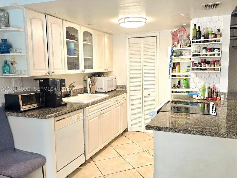 2 bedroom Townhouse at 2989 Bird Ave 1, Tigers Ten Condo, Miami — photo 3