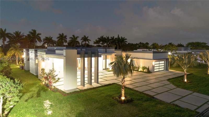 5 bedroom SingleFamilyResidence at 13231 SW 220 St, Daisy Sub, Miami — photo 2