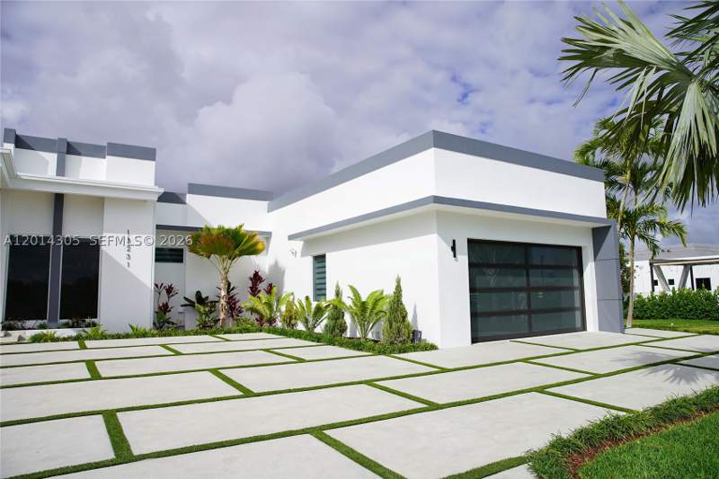 5 bedroom SingleFamilyResidence at 13231 SW 220 St, Daisy Sub, Miami — photo 5