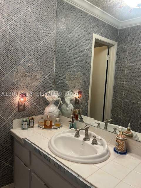 2525 SW 107th Ct, Miami FL - photo 8 of 9