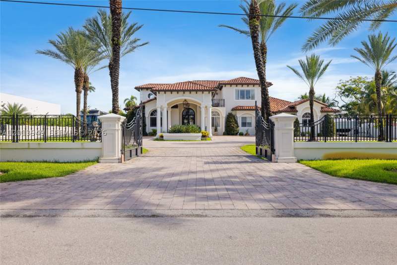 5 bedroom SingleFamilyResidence at 9861 NW 135th St, Florida Fruit Land Compan, Hialeah Gardens — photo 2